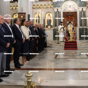 ΕΠΙΣΗΜΗ ΔΟΞΟΛΟΓΙΑ ΣΤΟΝ Ι.Ν. ΑΓΙΟΥ ΜΗΝΑ ΚΑΙ ΚΑΤΑΘΕΣΗ ΣΤΕΦΑΝΩΝ ΣΤΟ ΗΡΑΚΛΕΙΟ