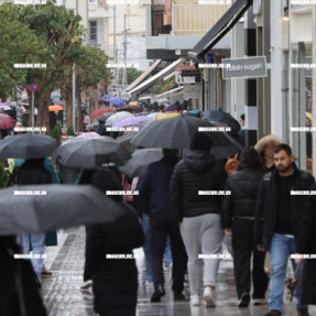 ΚΟΣΜΟΣ ΣΤΗΝ ΑΓΟΡΑ ΥΠΟ ΒΡΟΧΗ