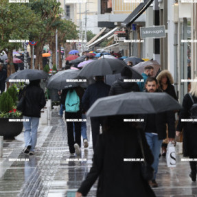 ΚΟΣΜΟΣ ΣΤΗΝ ΑΓΟΡΑ ΥΠΟ ΒΡΟΧΗ