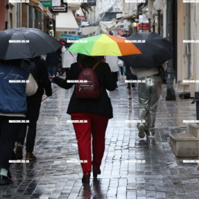 ΚΟΣΜΟΣ ΣΤΗΝ ΑΓΟΡΑ ΥΠΟ ΒΡΟΧΗ