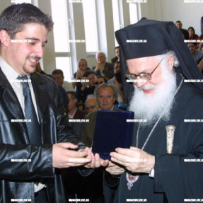 ΕΠΙΣΚΕΨΗ ΤΟΥ ΑΡΧΙΕΠΙΣΚΟΠΟΥ ΑΛΒΑΝΙΑΣ ΤΟ 2002 ΣΤΗΝ ΚΡΗΤΗ