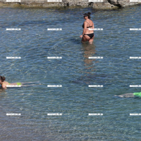 ΚΟΣΜΟΣ ΚΑΝΕΙ ΜΠΑΝΙΟ ΣΤΗΝ ΠΑΡΑΛΙΑ ΔΕΡΜΑΤΑ