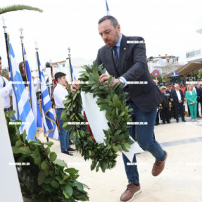 ΚΑΤΑΘΕΣΗ ΣΤΕΦΑΝΩΝ ΓΙΑ ΤΗΝ 25 ΜΑΡΤΙΟΥ ΣΤΗΝ ΑΛΙΚΑΡΝΑΣΣΟ