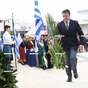 ΚΑΤΑΘΕΣΗ ΣΤΕΦΑΝΩΝ ΓΙΑ ΤΗΝ 25 ΜΑΡΤΙΟΥ ΣΤΗΝ ΑΛΙΚΑΡΝΑΣΣΟ