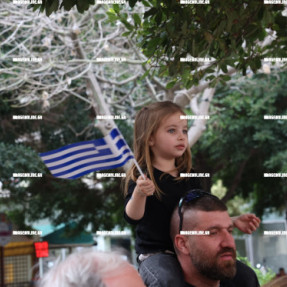ΚΑΤΆΘΕΣΗ ΣΤΕΦΑΝΩΝ ΣΤΗΝ ΠΛΑΤΕΊΑ ΔΑΣΚΑΛΟΓΙΑΝΝΗ ΓΙΑ ΤΗΝ 25η ΜΑΡΤΙΟΥ