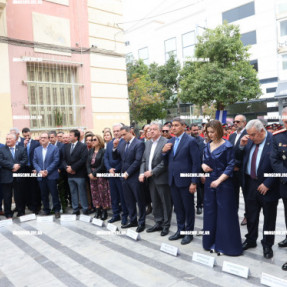 ΚΑΤΆΘΕΣΗ ΣΤΕΦΑΝΩΝ ΣΤΗΝ ΠΛΑΤΕΊΑ ΔΑΣΚΑΛΟΓΙΑΝΝΗ ΓΙΑ ΤΗΝ 25η ΜΑΡΤΙΟΥ