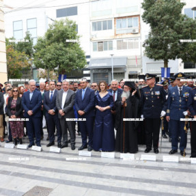 ΚΑΤΆΘΕΣΗ ΣΤΕΦΑΝΩΝ ΣΤΗΝ ΠΛΑΤΕΊΑ ΔΑΣΚΑΛΟΓΙΑΝΝΗ ΓΙΑ ΤΗΝ 25η ΜΑΡΤΙΟΥ