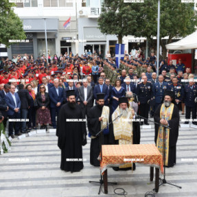 ΚΑΤΆΘΕΣΗ ΣΤΕΦΑΝΩΝ ΣΤΗΝ ΠΛΑΤΕΊΑ ΔΑΣΚΑΛΟΓΙΑΝΝΗ ΓΙΑ ΤΗΝ 25η ΜΑΡΤΙΟΥ