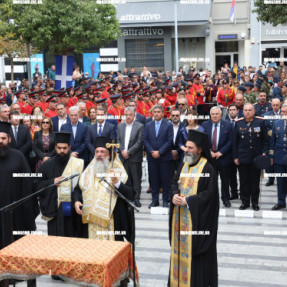 ΚΑΤΆΘΕΣΗ ΣΤΕΦΑΝΩΝ ΣΤΗΝ ΠΛΑΤΕΊΑ ΔΑΣΚΑΛΟΓΙΑΝΝΗ ΓΙΑ ΤΗΝ 25η ΜΑΡΤΙΟΥ