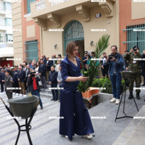 ΚΑΤΆΘΕΣΗ ΣΤΕΦΑΝΩΝ ΣΤΗΝ ΠΛΑΤΕΊΑ ΔΑΣΚΑΛΟΓΙΑΝΝΗ ΓΙΑ ΤΗΝ 25η ΜΑΡΤΙΟΥ