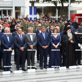 ΚΑΤΆΘΕΣΗ ΣΤΕΦΑΝΩΝ ΣΤΗΝ ΠΛΑΤΕΊΑ ΔΑΣΚΑΛΟΓΙΑΝΝΗ ΓΙΑ ΤΗΝ 25η ΜΑΡΤΙΟΥ