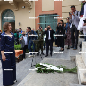 ΚΑΤΆΘΕΣΗ ΣΤΕΦΑΝΩΝ ΣΤΗΝ ΠΛΑΤΕΊΑ ΔΑΣΚΑΛΟΓΙΑΝΝΗ ΓΙΑ ΤΗΝ 25η ΜΑΡΤΙΟΥ