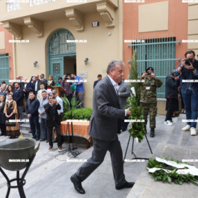 ΚΑΤΆΘΕΣΗ ΣΤΕΦΑΝΩΝ ΣΤΗΝ ΠΛΑΤΕΊΑ ΔΑΣΚΑΛΟΓΙΑΝΝΗ ΓΙΑ ΤΗΝ 25η ΜΑΡΤΙΟΥ