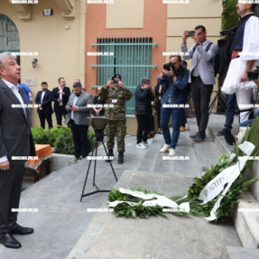 ΚΑΤΆΘΕΣΗ ΣΤΕΦΑΝΩΝ ΣΤΗΝ ΠΛΑΤΕΊΑ ΔΑΣΚΑΛΟΓΙΑΝΝΗ ΓΙΑ ΤΗΝ 25η ΜΑΡΤΙΟΥ