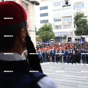 ΚΑΤΆΘΕΣΗ ΣΤΕΦΑΝΩΝ ΣΤΗΝ ΠΛΑΤΕΊΑ ΔΑΣΚΑΛΟΓΙΑΝΝΗ ΓΙΑ ΤΗΝ 25η ΜΑΡΤΙΟΥ