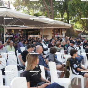 ΦΙΛΑΘΛΟΙ ΤΟΥ ΟΦΗ ΣΤΟ ΠΑΡΚΟ ΤΟΥ ΓΕΩΡΓΙΑΔΗ ΒΛΕΠΟΥΝ ΤΟΝ ΤΕΛΙΚΟ ΚΥΠΕΛΛΟΥ