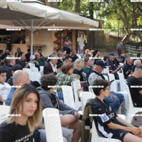 ΦΙΛΑΘΛΟΙ ΤΟΥ ΟΦΗ ΣΤΟ ΠΑΡΚΟ ΤΟΥ ΓΕΩΡΓΙΑΔΗ ΒΛΕΠΟΥΝ ΤΟΝ ΤΕΛΙΚΟ ΚΥΠΕΛΛΟΥ