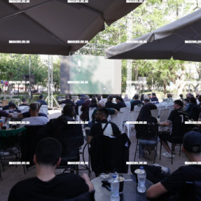 ΦΙΛΑΘΛΟΙ ΤΟΥ ΟΦΗ ΣΤΟ ΠΑΡΚΟ ΤΟΥ ΓΕΩΡΓΙΑΔΗ ΒΛΕΠΟΥΝ ΤΟΝ ΤΕΛΙΚΟ ΚΥΠΕΛΛΟΥ