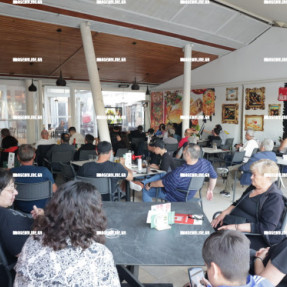 ΚΟΣΜΟΣ ΣΤΙΣ ΚΑΦΕΤΕΡΙΕΣ ΒΛΕΠΟΥΝ ΤΟΝ ΤΕΛΙΚΟ ΤΟΥ ΟΦΗ