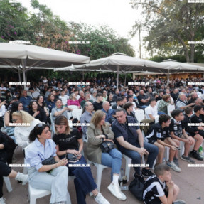 ΦΙΛΑΘΛΟΙ ΤΟΥ ΟΦΗ ΣΤΟ ΠΑΡΚΟ ΤΟΥ ΓΕΩΡΓΙΑΔΗ ΒΛΕΠΟΥΝ ΤΟΝ ΤΕΛΙΚΟ ΚΥΠΕΛΛΟΥ