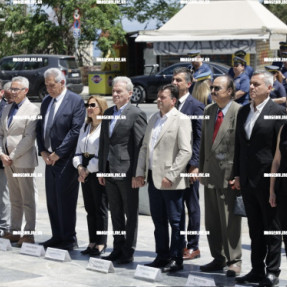 ΚΑΤΑΘΕΣΗ ΣΤΕΦΑΝΩΝ ΓΙΑ ΤΗΝ ΜΑΧΗ ΤΗΣ ΚΡΗΤΗΣ
