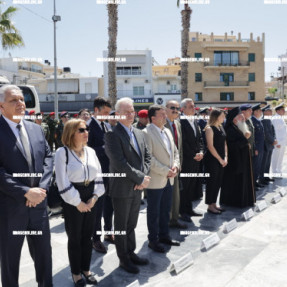 ΚΑΤΑΘΕΣΗ ΣΤΕΦΑΝΩΝ ΓΙΑ ΤΗΝ ΜΑΧΗ ΤΗΣ ΚΡΗΤΗΣ