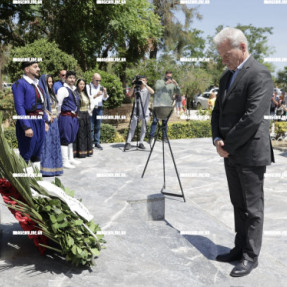 ΚΑΤΑΘΕΣΗ ΣΤΕΦΑΝΩΝ ΓΙΑ ΤΗΝ ΜΑΧΗ ΤΗΣ ΚΡΗΤΗΣ