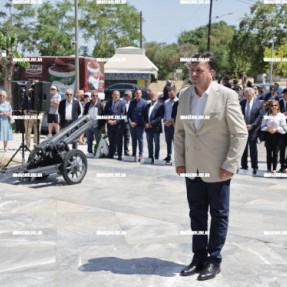 ΚΑΤΑΘΕΣΗ ΣΤΕΦΑΝΩΝ ΓΙΑ ΤΗΝ ΜΑΧΗ ΤΗΣ ΚΡΗΤΗΣ