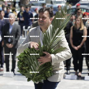 ΚΑΤΑΘΕΣΗ ΣΤΕΦΑΝΩΝ ΓΙΑ ΤΗΝ ΜΑΧΗ ΤΗΣ ΚΡΗΤΗΣ