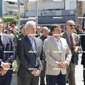 ΚΑΤΑΘΕΣΗ ΣΤΕΦΑΝΩΝ ΓΙΑ ΤΗΝ ΜΑΧΗ ΤΗΣ ΚΡΗΤΗΣ