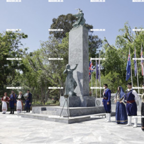ΚΑΤΑΘΕΣΗ ΣΤΕΦΑΝΩΝ ΓΙΑ ΤΗΝ ΜΑΧΗ ΤΗΣ ΚΡΗΤΗΣ