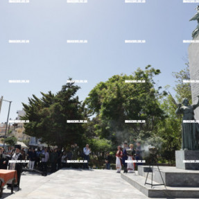 ΚΑΤΑΘΕΣΗ ΣΤΕΦΑΝΩΝ ΓΙΑ ΤΗΝ ΜΑΧΗ ΤΗΣ ΚΡΗΤΗΣ