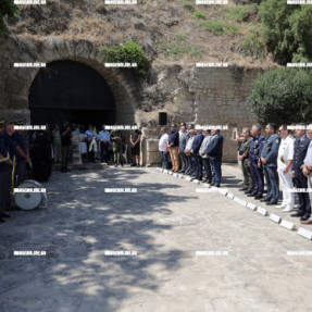 ΚΑΤΑΘΕΣΗ ΣΤΕΦΑΝΩΝ ΣΤΗΝ ΠΥΛΗ ΜΑΚΑΣΙ