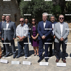 ΚΑΤΑΘΕΣΗ ΣΤΕΦΑΝΩΝ ΣΤΗΝ ΠΥΛΗ ΜΑΚΑΣΙ