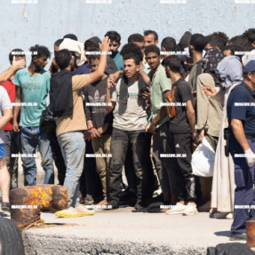ΣΤΗΝ ΑΓΙΑ ΓΑΛΗΝΗ ΟΙ ΜΕΤΑΝΑΣΤΕΣ ΠΟΥ ΒΡΕΘΗΚΑΝ ΑΝΟΙΧΤΑ ΤΗΣ ΓΑΥΔΟΥ