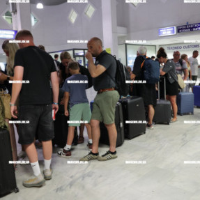 ΤΟΥΡΙΣΤΕΣ ΑΕΡΟΔΡΟΜΙΟ