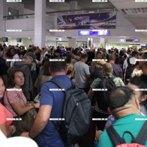 ΤΟΥΡΙΣΤΕΣ ΑΕΡΟΔΡΟΜΙΟ