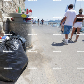ΓΕΜΑΤΟ ΣΚΟΥΠΙΔΙΑ ΤΟ ΛΙΜΑΝΙ ΤΟΥ ΗΡΑΚΛΕΙΟΥ