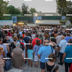 ΚΟΣΜΟΣ ΠΕΡΙΜΕΝΕΙ ΣΤΗΝ ΟΥΡΑ ΓΙΑ ΤΗ ΣΥΝΑΥΛΙΑ ΤΗΣ ΡΙΤΑΣ ΑΝΤΩΝΟΠΟΥΛΟΥ ΣΤΟ ΚΗΠΟΘΕΑΤΡΟ ΝΙΚΟΣ ΚΑΖΑΝΤΖΑΚΗΣ