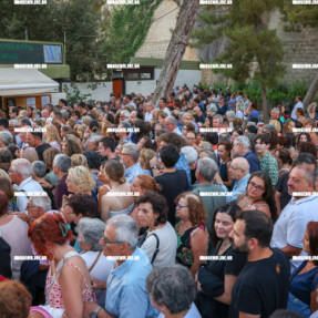 ΚΟΣΜΟΣ ΠΕΡΙΜΕΝΕΙ ΣΤΗΝ ΟΥΡΑ ΓΙΑ ΤΗ ΣΥΝΑΥΛΙΑ ΤΗΣ ΡΙΤΑΣ ΑΝΤΩΝΟΠΟΥΛΟΥ ΣΤΟ ΚΗΠΟΘΕΑΤΡΟ ΝΙΚΟΣ ΚΑΖΑΝΤΖΑΚΗΣ