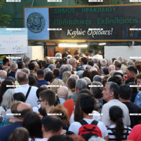 ΚΟΣΜΟΣ ΠΕΡΙΜΕΝΕΙ ΣΤΗΝ ΟΥΡΑ ΓΙΑ ΤΗ ΣΥΝΑΥΛΙΑ ΤΗΣ ΡΙΤΑΣ ΑΝΤΩΝΟΠΟΥΛΟΥ ΣΤΟ ΚΗΠΟΘΕΑΤΡΟ ΝΙΚΟΣ ΚΑΖΑΝΤΖΑΚΗΣ
