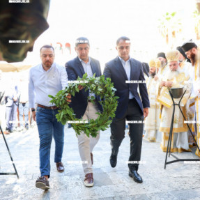 ΚΑΤΑΘΕΣΗ ΣΤΕΦΑΝΩΝ ΓΙΑ ΤΗΝ 25Η ΑΥΓΟΥΣΤΟΥ