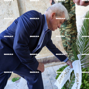 ΚΑΤΑΘΕΣΗ ΣΤΕΦΑΝΩΝ ΓΙΑ ΤΗΝ 25Η ΑΥΓΟΥΣΤΟΥ