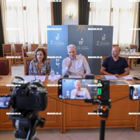 ΣΥΝΕΝΤΕΥΞΗ ΤΥΠΟΥ ΓΙΑ ΤΟ ΦΕΣΤΙΒΑΛ ΤΩΝ ΤΕΙΧΩΝ