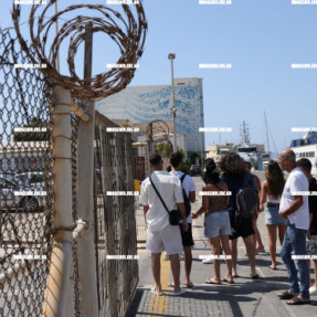 ΔΙΑΜΑΡΤΥΡΙΑ ΣΤΟ ΛΙΜΑΝΙ ΤΟΥ ΗΡΑΚΛΕΙΟΥ ΓΙΑ ΤΗΝ ΑΦΙΞΗ ΤΟΥ ΙΣΡΑΗΛΙΝΟΥ ΚΡΟΥΑΖΙΕΡΟΠΛΟΙΟΥ
