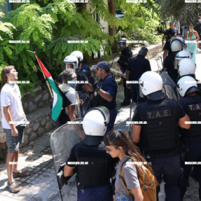 ΔΙΑΜΑΡΤΥΡΙΑ ΣΤΟ ΛΙΜΑΝΙ ΤΟΥ ΗΡΑΚΛΕΙΟΥ ΓΙΑ ΤΗΝ ΑΦΙΞΗ ΤΟΥ ΙΣΡΑΗΛΙΝΟΥ ΚΡΟΥΑΖΙΕΡΟΠΛΟΙΟΥ
