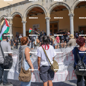 ΔΙΑΜΑΡΤΥΡΙΑ ΣΤΟ ΛΙΜΑΝΙ ΤΟΥ ΗΡΑΚΛΕΙΟΥ ΓΙΑ ΤΗΝ ΑΦΙΞΗ ΤΟΥ ΙΣΡΑΗΛΙΝΟΥ ΚΡΟΥΑΖΙΕΡΟΠΛΟΙΟΥ
