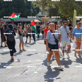 ΔΙΑΜΑΡΤΥΡΙΑ ΣΤΟ ΛΙΜΑΝΙ ΤΟΥ ΗΡΑΚΛΕΙΟΥ ΓΙΑ ΤΗΝ ΑΦΙΞΗ ΤΟΥ ΙΣΡΑΗΛΙΝΟΥ ΚΡΟΥΑΖΙΕΡΟΠΛΟΙΟΥ