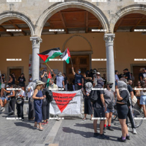 ΔΙΑΜΑΡΤΥΡΙΑ ΣΤΟ ΛΙΜΑΝΙ ΤΟΥ ΗΡΑΚΛΕΙΟΥ ΓΙΑ ΤΗΝ ΑΦΙΞΗ ΤΟΥ ΙΣΡΑΗΛΙΝΟΥ ΚΡΟΥΑΖΙΕΡΟΠΛΟΙΟΥ