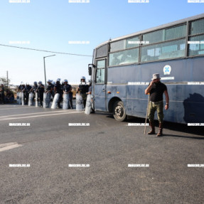ΜΠΛΟΚΟ ΣΤΟ ΚΟΜΒΟ ΑΕΡΟΔΡΟΜΙΟΥ ΑΠΟ ΤΟΥΣ ΑΓΡΟΤΕΣ